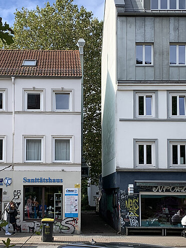 Gap between houses in Hamburg Altona